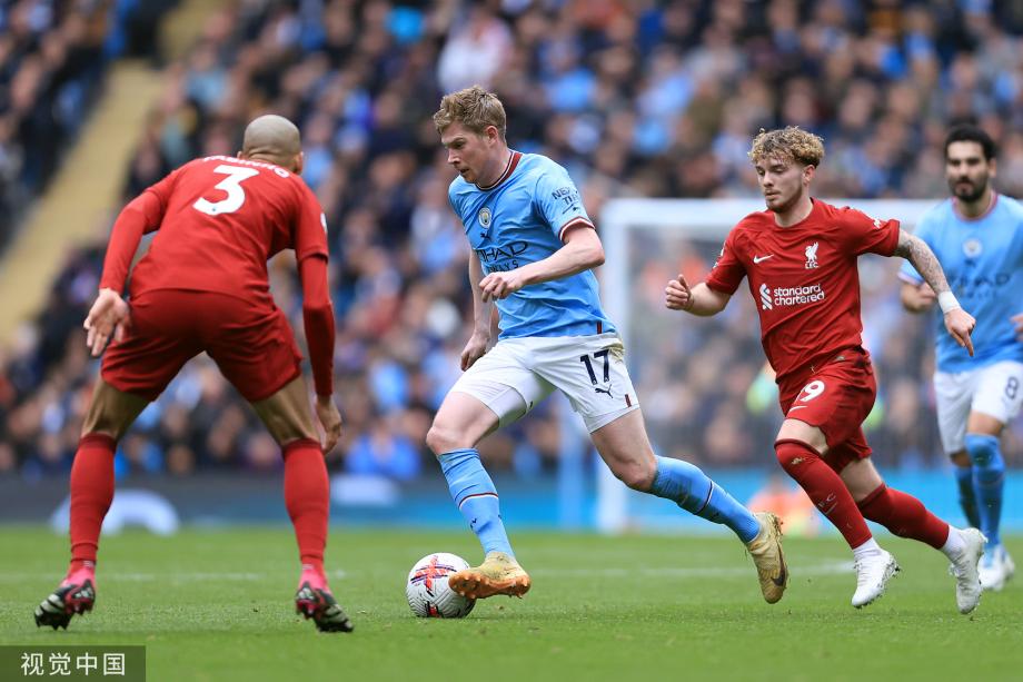 中国乒乓球队在关键战中被法国新星勒布伦逆转，展现技术与心理博弈，国乒面临严峻挑战。