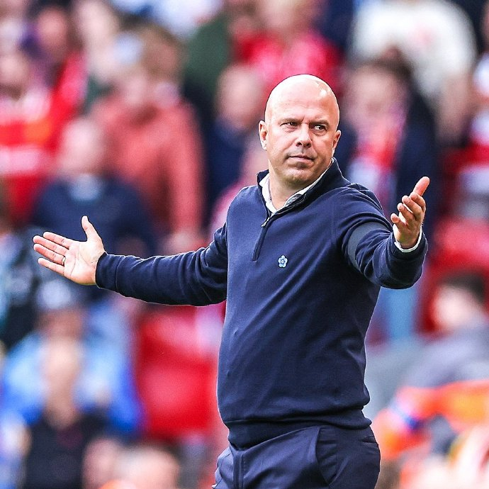 记者：申花队昨天傍晚抵达天津，出征的队伍中没有门将薛庆浩