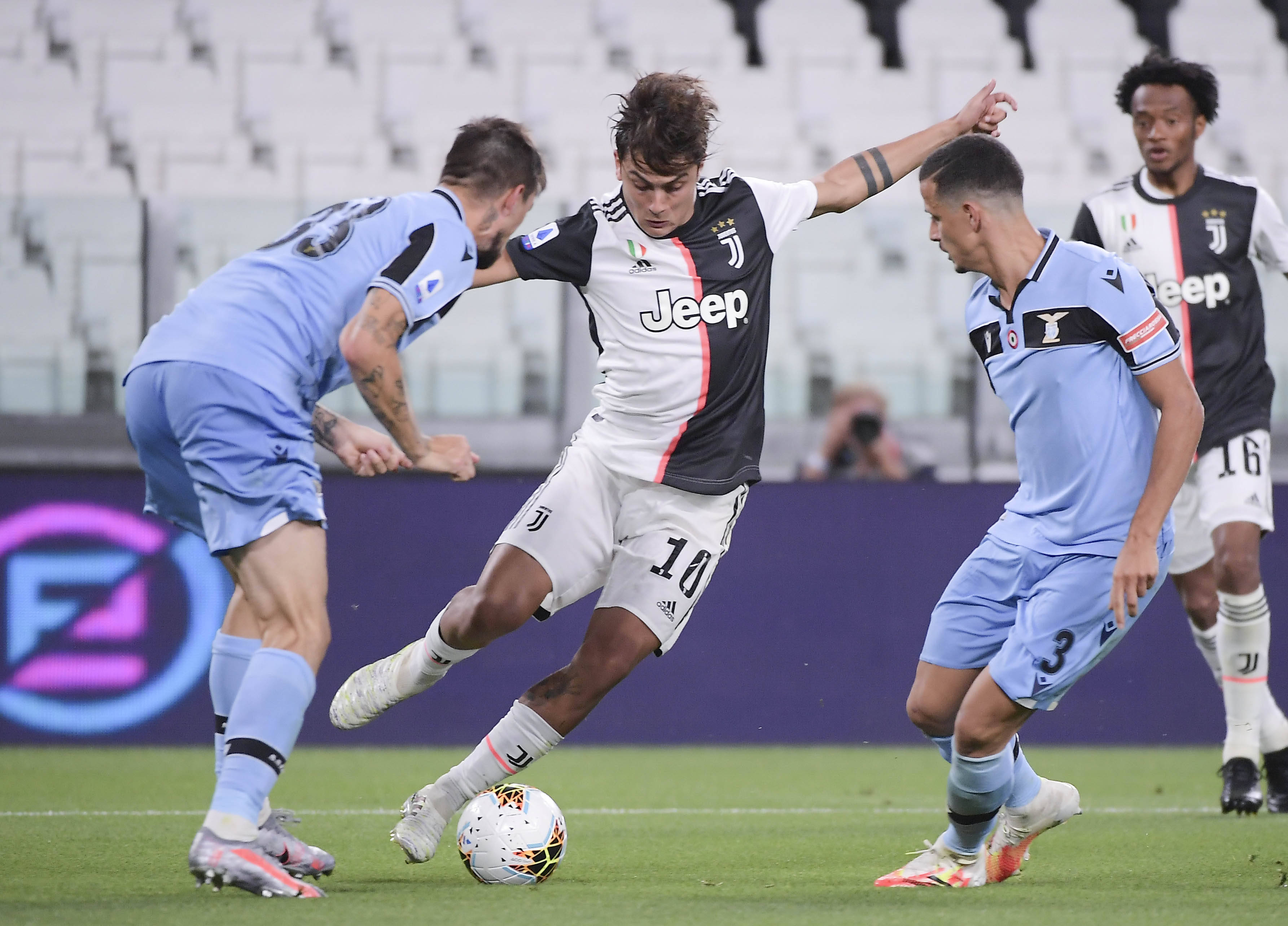 中超强队国安在亚冠被越南绝杀，国脚表现低迷，暴露中国足球实力与管理问题。