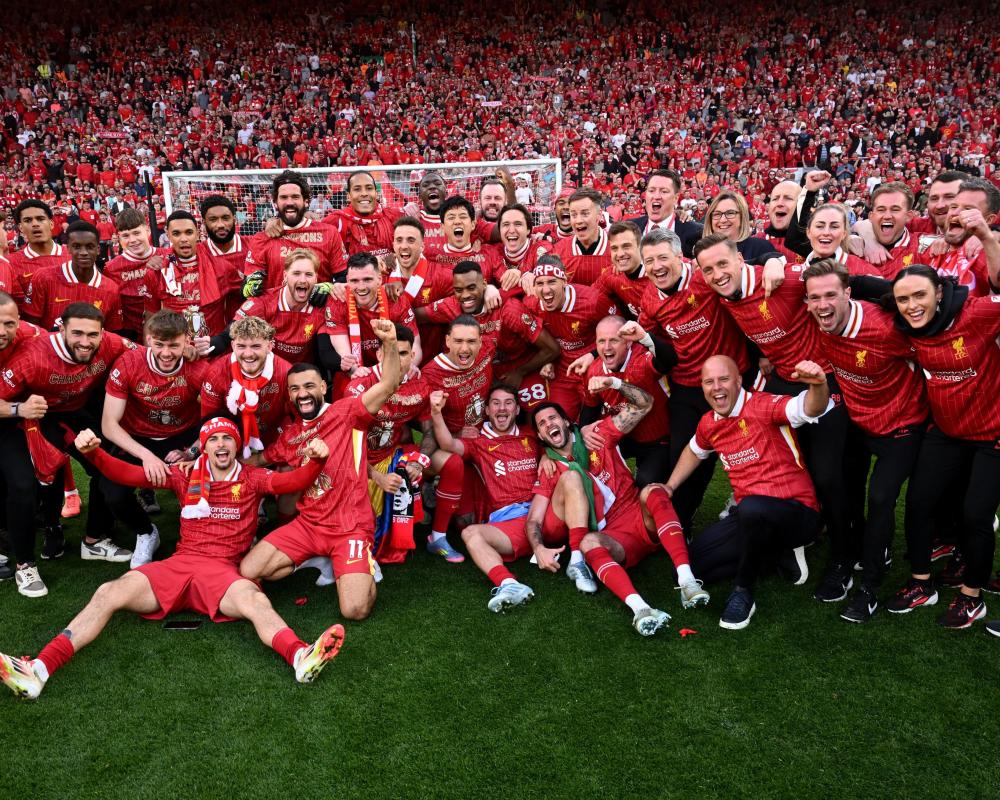 17岁天才卡尔展现极强潜力，德甲首秀表现亮眼，凭借出色技术和风格成为焦点。