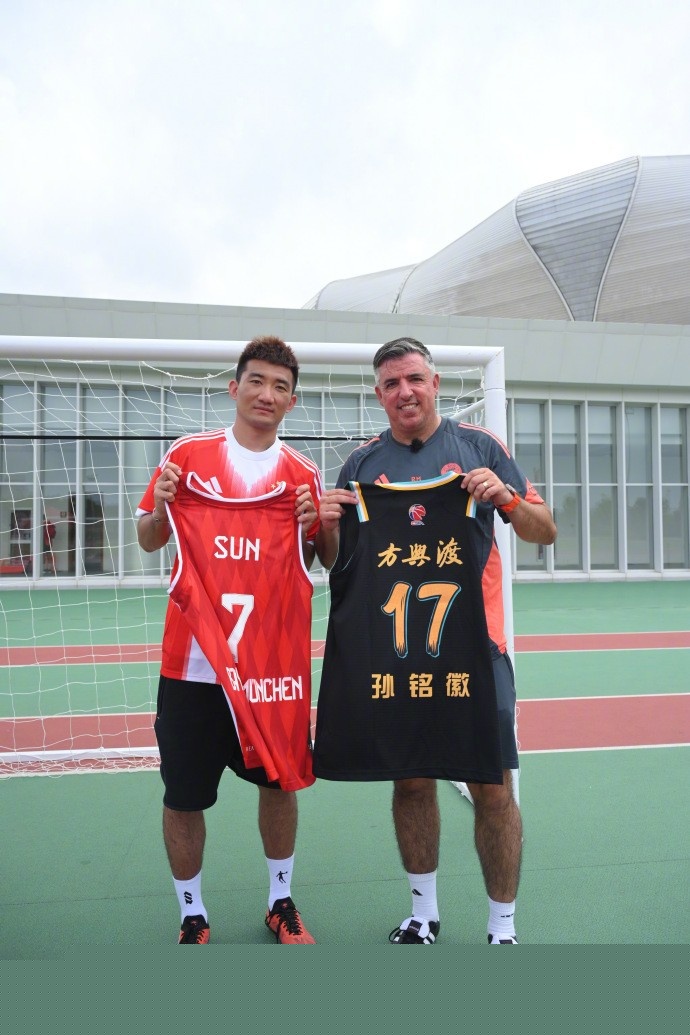 WTT总决赛：孙颖莎4-0横扫王艺迪，晋级八强