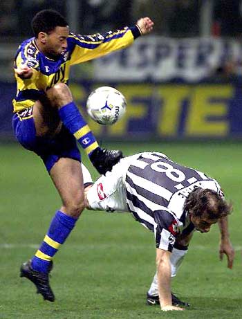 德拉富恩特：我们和皇马队医保持联系，赫伊森暂时不离队